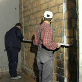 Jak nainstalovat majáky na omítkovou stěnu?